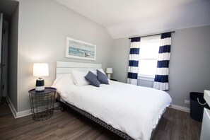 3 bedrooms, desk, iron/ironing board, free WiFi - Spacious Lakefront Cottage near Point Pelee - Hot Tub + Yard + Pet Friendly (Leamington)