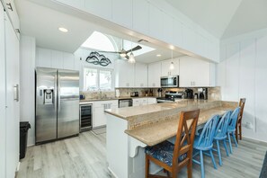 Fridge, microwave, oven, stovetop - Beachfront w/ Rooftop Deck, Dune Walkover & Nearby to Jamaica Beach Amenities (Jamaica Beach)