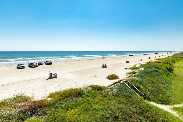 On the beach - Beachfront w/ Rooftop Deck, Dune Walkover & Nearby to Jamaica Beach Amenities (Jamaica Beach)