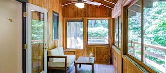 Luxe Quechee home on quiet road - chef’s kitchen, two-car garage, screened porch
