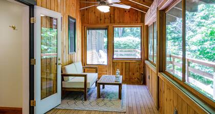 Luxe Quechee home on quiet road - chef’s kitchen, two-car garage, screened porch