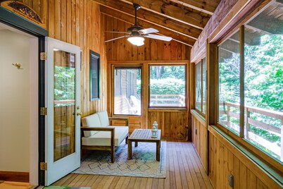 Luxe Quechee home on quiet road - chef’s kitchen, two-car garage, screened porch