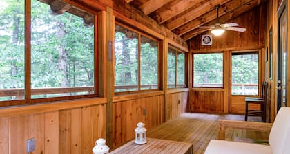 Luxe Quechee home on quiet road - chef’s kitchen, two-car garage, screened porch