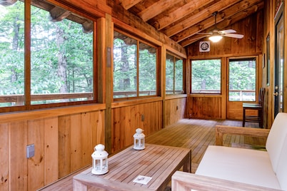 Luxe Quechee home on quiet road - chef’s kitchen, two-car garage, screened porch