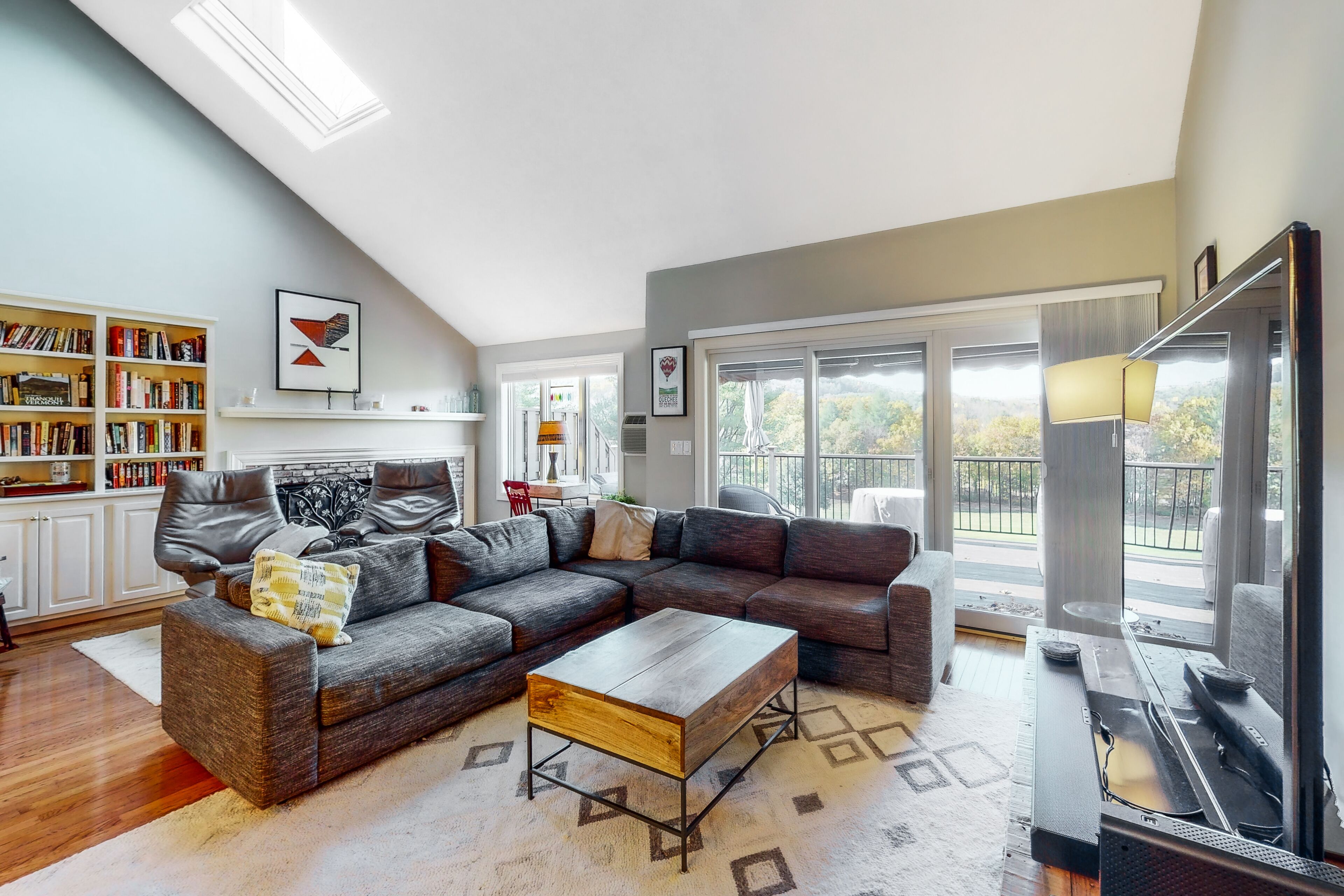 Highland Golf Course home - walk to Quechee Club & Lake Pinneo - AC, great views in Quechee, United States
