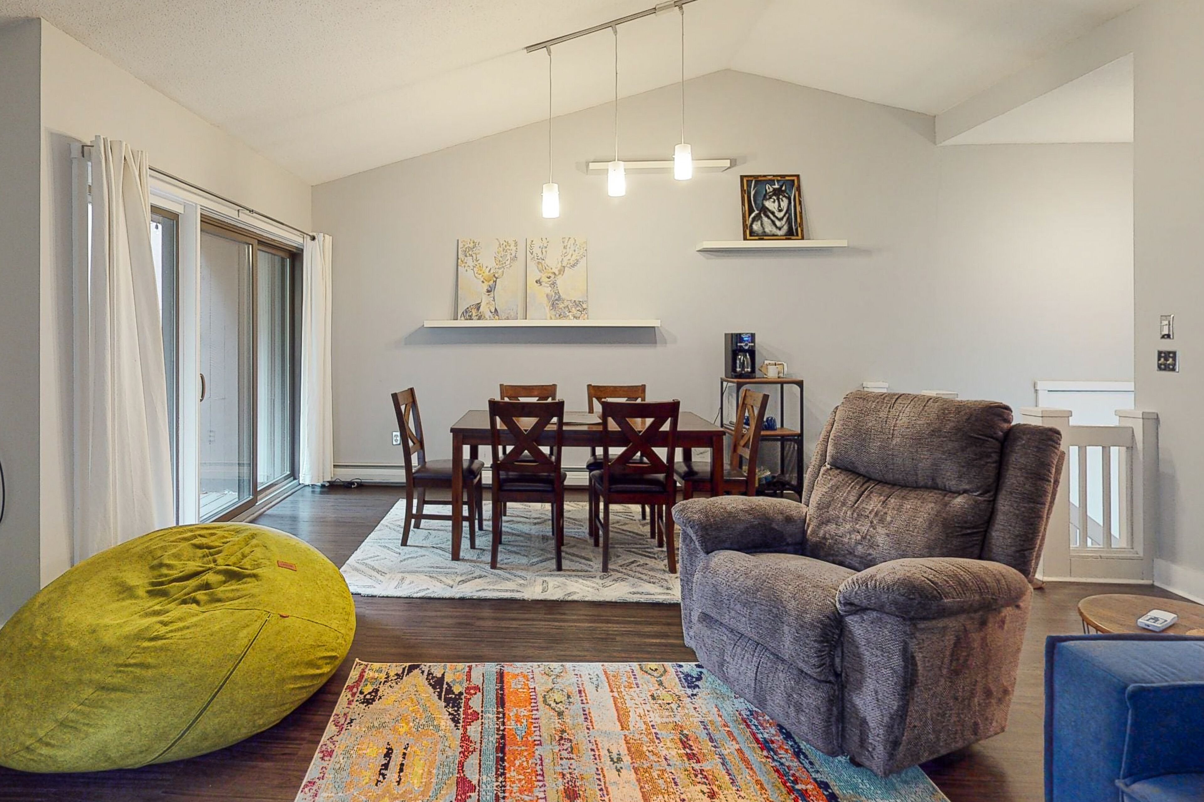 Mill Run getaway near Quechee Club & Main Street - mountain view, fireplace & AC in Quechee, United States