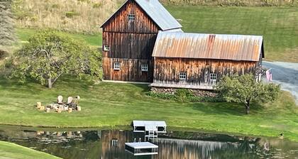 Dog-friendly townhome with views, AC & fireplace - walk to Village of Quechee