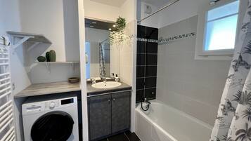 Baignoire, sĂšche-cheveux, serviettes fournies, papier toilette