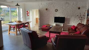 Télévision, lecteur de DVD, livres