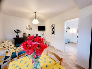 2 bedrooms, iron/ironing board, free WiFi