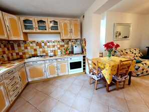Frigorifero, microonde, forno, piano cottura
