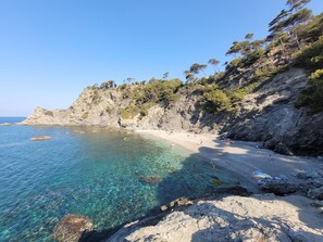 Una spiaggia nelle vicinanze