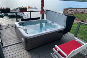 Outdoor spa tub - Lake Spirit-Lakefront-Hot tub-Pet friendly-Boats (Alpine)