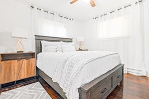 3 bedrooms, internet, bed sheets - Charming and spacious home near the lake with a game room, furnished patio & AC (Pocono Summit)