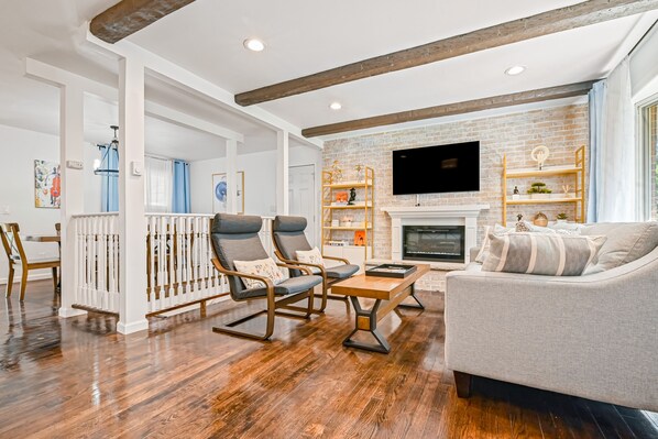 TV, fireplace, table tennis, books - Charming and spacious home near the lake with a game room, furnished patio & AC (Pocono Summit)