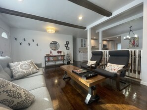 TV, fireplace, table tennis, books - Charming and spacious home near the lake with a game room, furnished patio & AC (Pocono Summit)