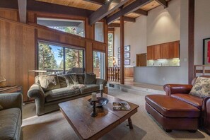 Televisión y chimenea 