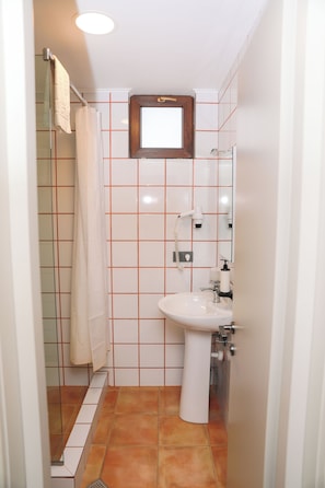 Superior Double Room with Balcony | Bathroom | Shower, rainfall showerhead, free toiletries, hair dryer
