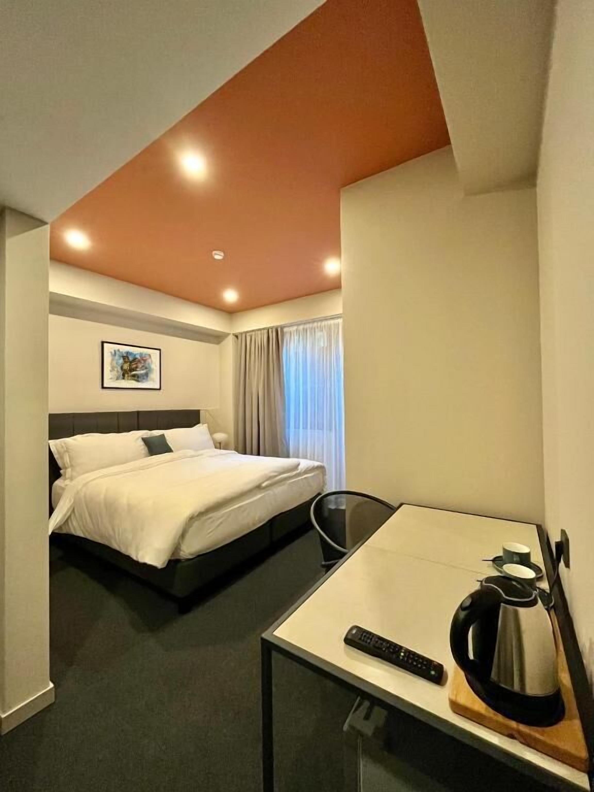 迷你吧、客房内保险箱、办公桌、笔记本电脑工作区