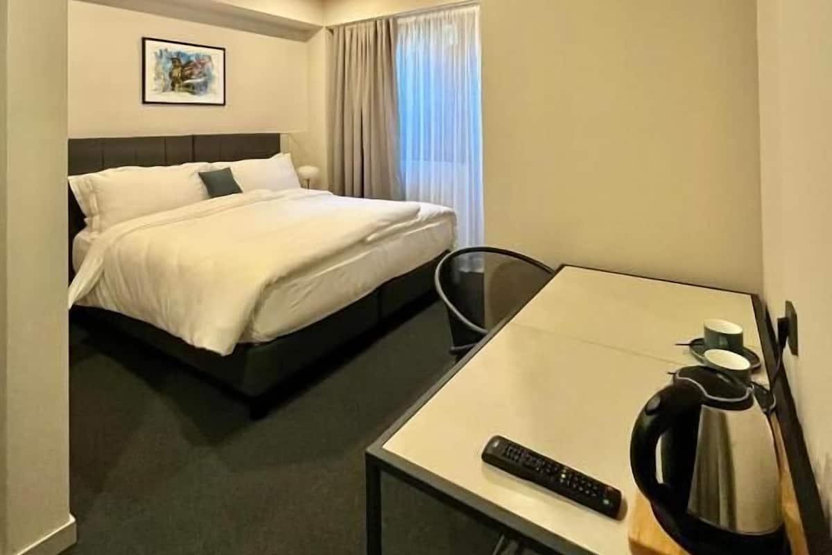 Een minibar, een kluis op de kamer, een bureau, een laptopwerkplek