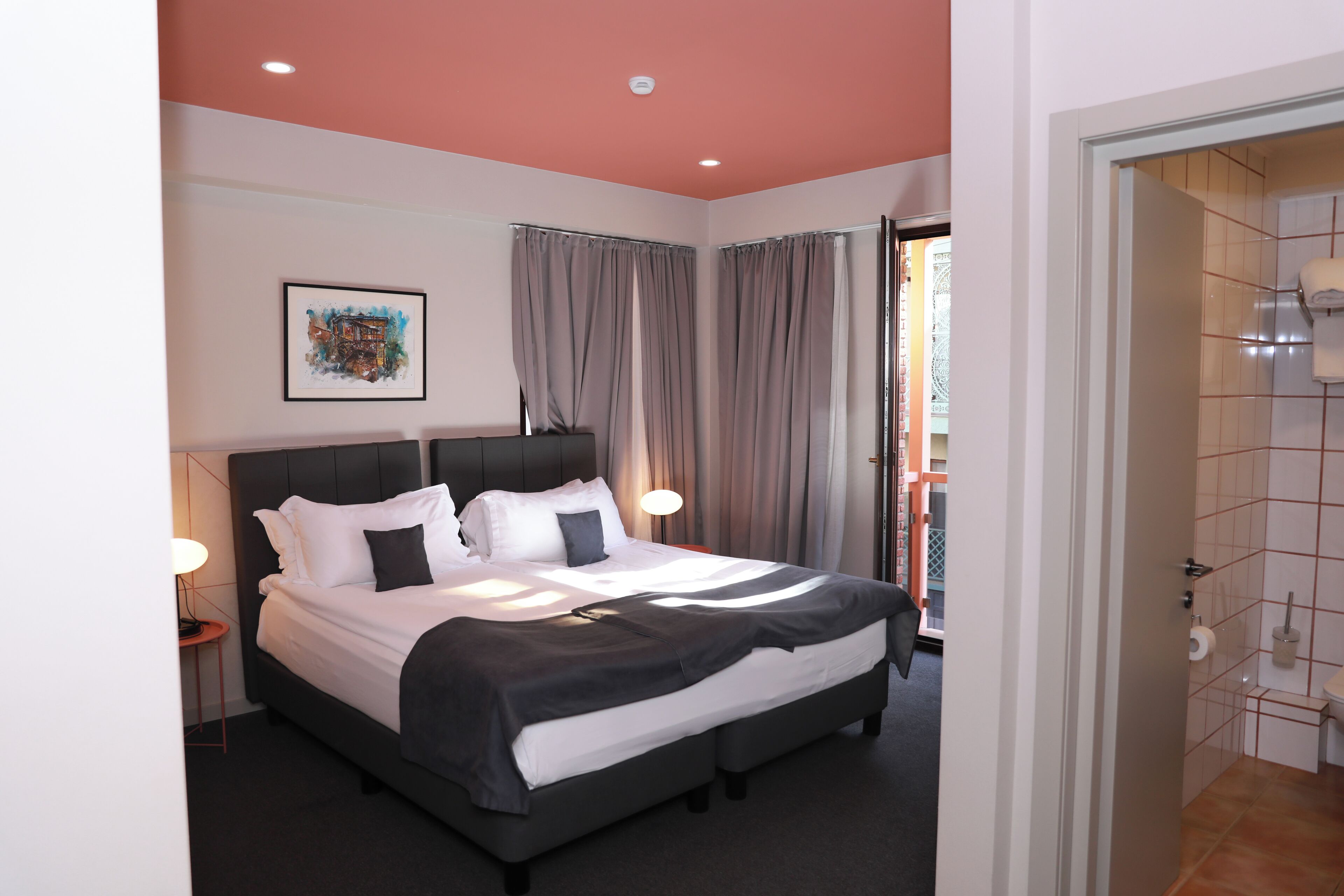 Large Deluxe Double or Twin Room With Balcony | Minibar, pengeskab på værelset, skrivebord