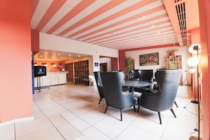 Lobby sitting area - KING TAMAR HOTEL By LUXURIA HOTELS (Tbilisi)