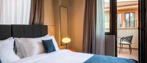 Standard Double Room with Terrace | Minibar, caja de seguridad en la habitación y escritorio