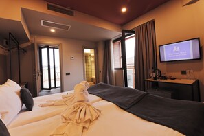 Minibar, in-room safe, individually furnished, desk - KING TAMAR HOTEL By LUXURIA HOTELS (Tbilisi)