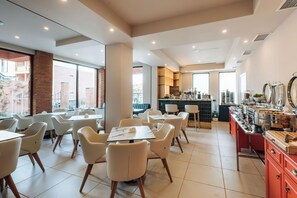 Desayuno continental (USD 20 por persona) 