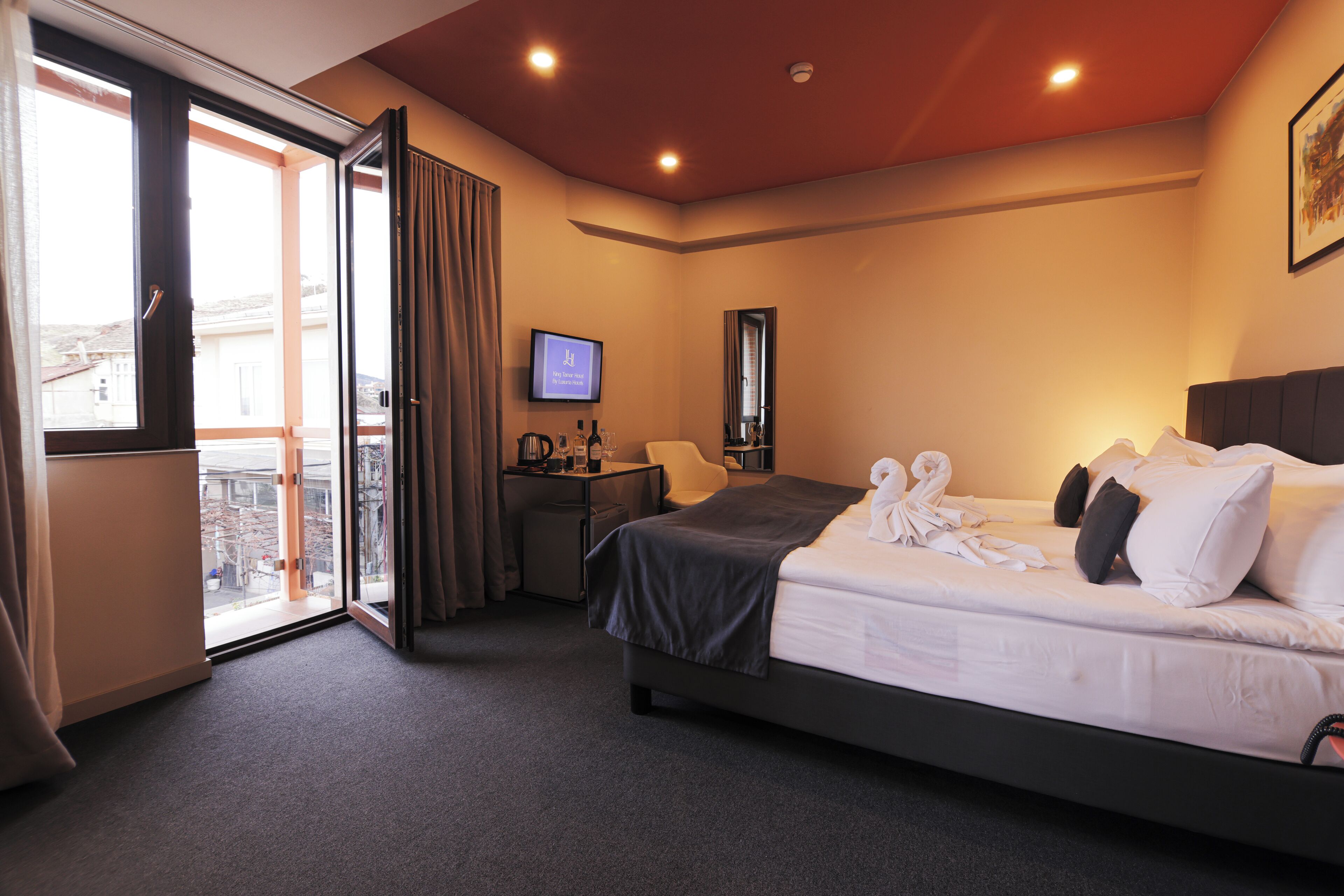 Deluxe Double or Twin Room With Balcony | Minibar, pengeskab på værelset, skrivebord