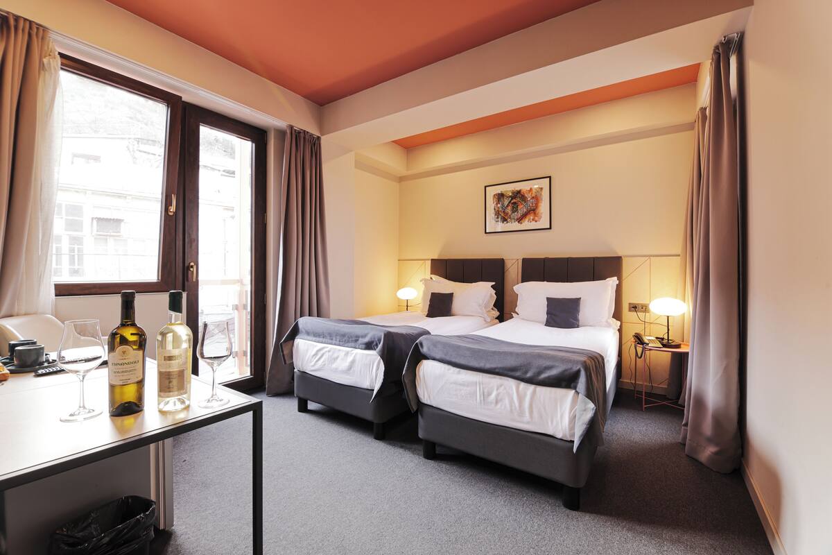 Superior Double or Twin Room With Balcony | Minibar, két bảo mật tại phòng, bàn