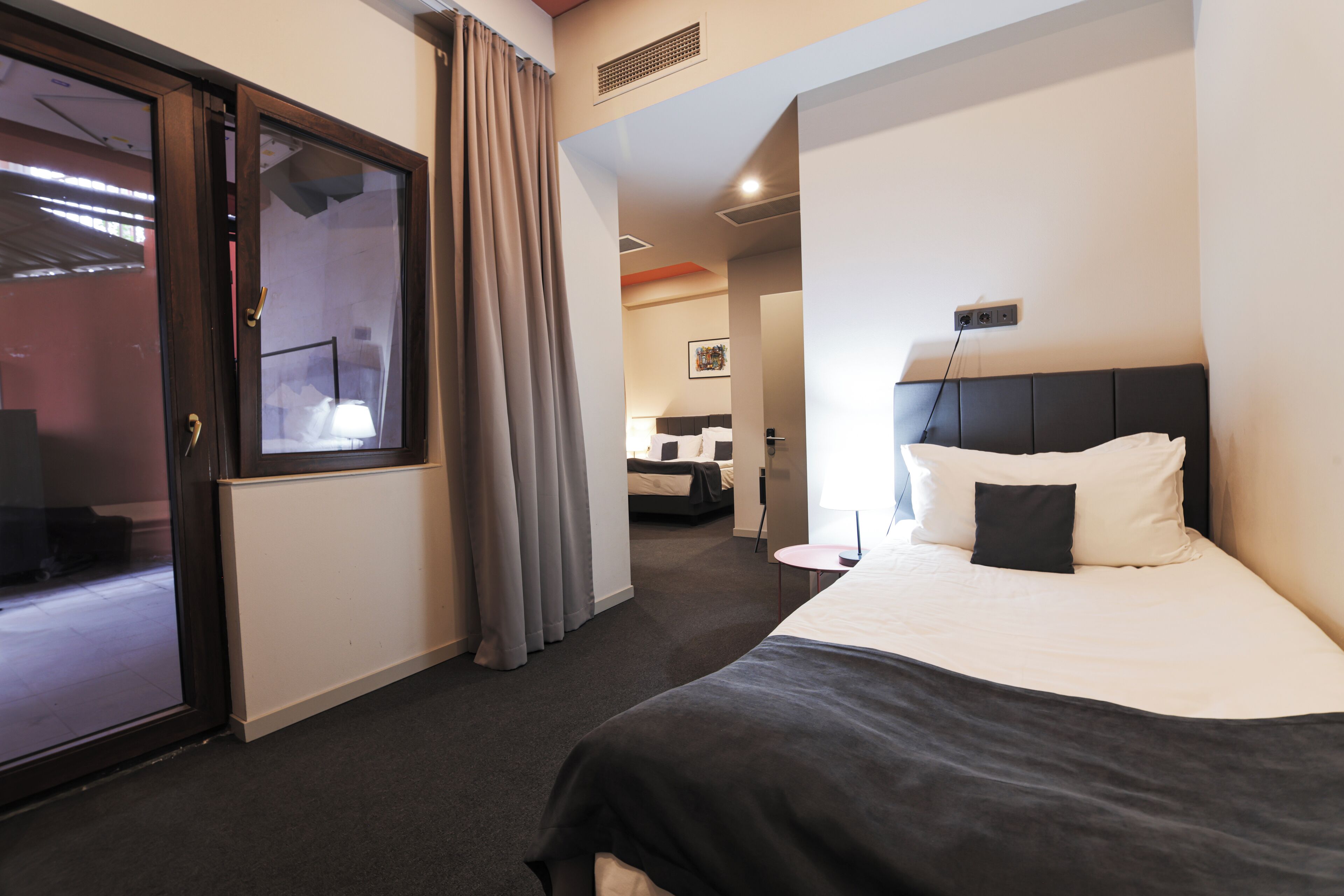 Deluxe Triple Room With Balcony | Minibar, pengeskab på værelset, skrivebord