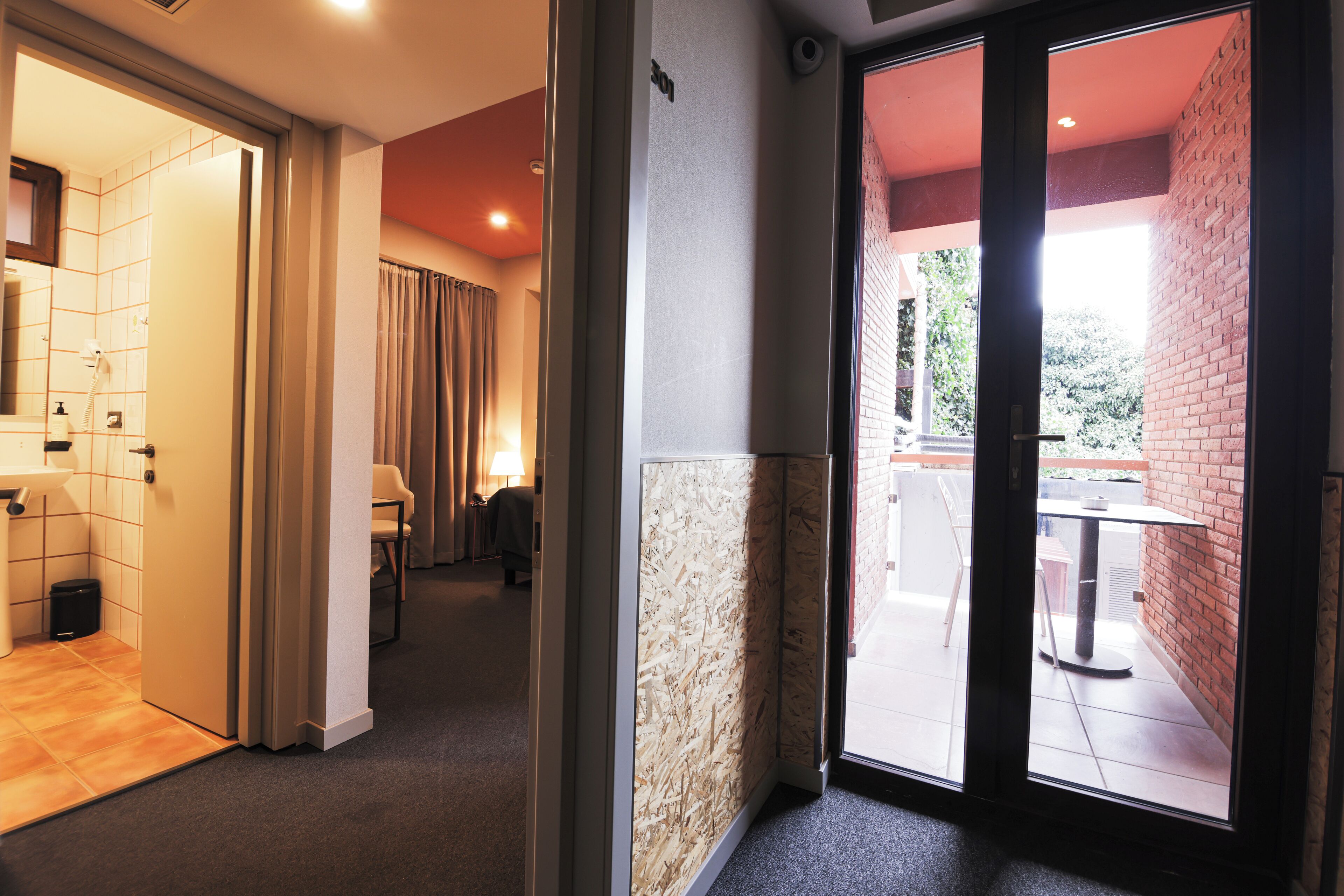 Single Room With Balcony | Minibar, pengeskab på værelset, skrivebord