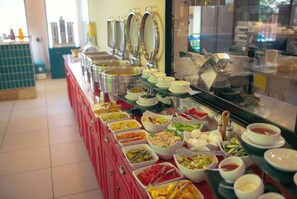 A buffet with various food items and utensils. - KING TAMAR HOTEL By LUXURIA HOTELS (Tbilisi)