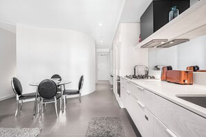 Fridge, microwave, oven, stovetop - Cosy 1BD Apt with Dedicated Car Park & Int/Netflix (Its a one bedroom Apartment) (Southbank)