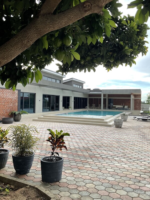 Outdoor pool - Exclusive Farm Getaway w/sauna, fire pit and massage chair (Lusaka)