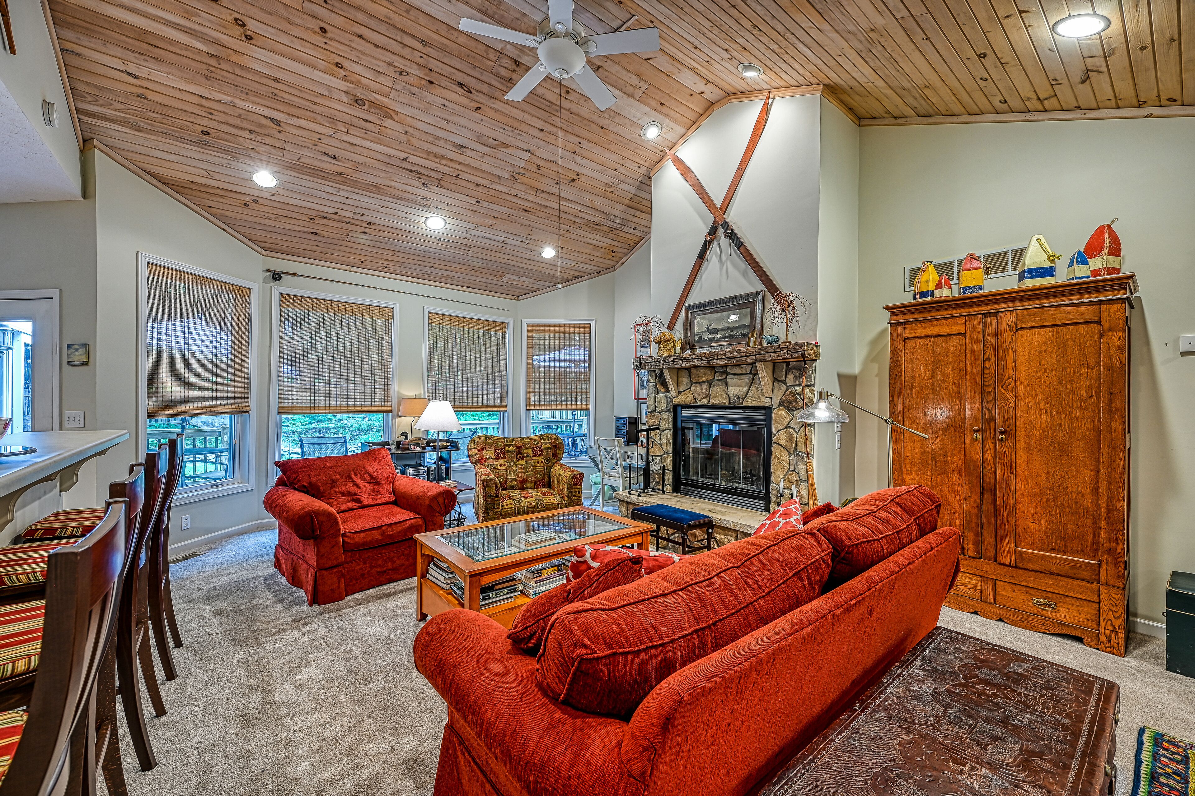 Quiet hideaway with a private hot tub, dry sauna, wood fireplace, & washer/dryer