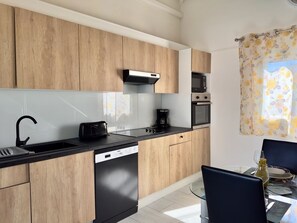 Fridge, microwave, oven, stovetop