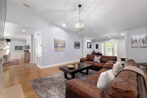 TV, offices - Spacious, modern, perfect location on Magnolia Ave (St. Augustine)