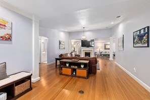 Televisión, libros y oficina 