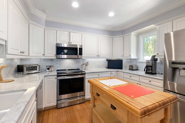 Refrigerador, microondas, horno y parrilla de estufa 