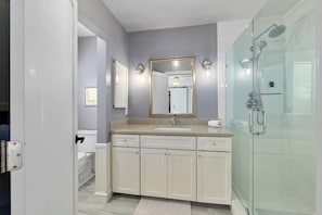 Bathtub, hair dryer, towels, shampoo - Spacious, modern, perfect location on Magnolia Ave (St. Augustine)