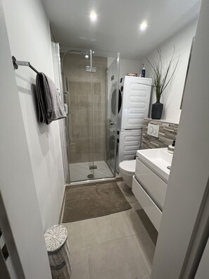 Dusche, Haartrockner, Handtücher, Seife