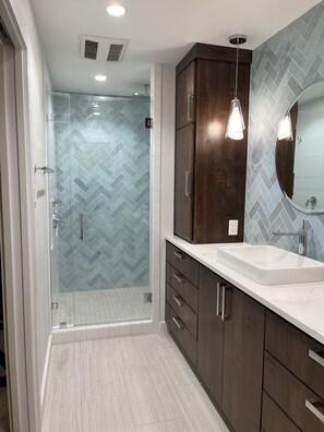 Combined shower/tub, hair dryer, towels, shampoo