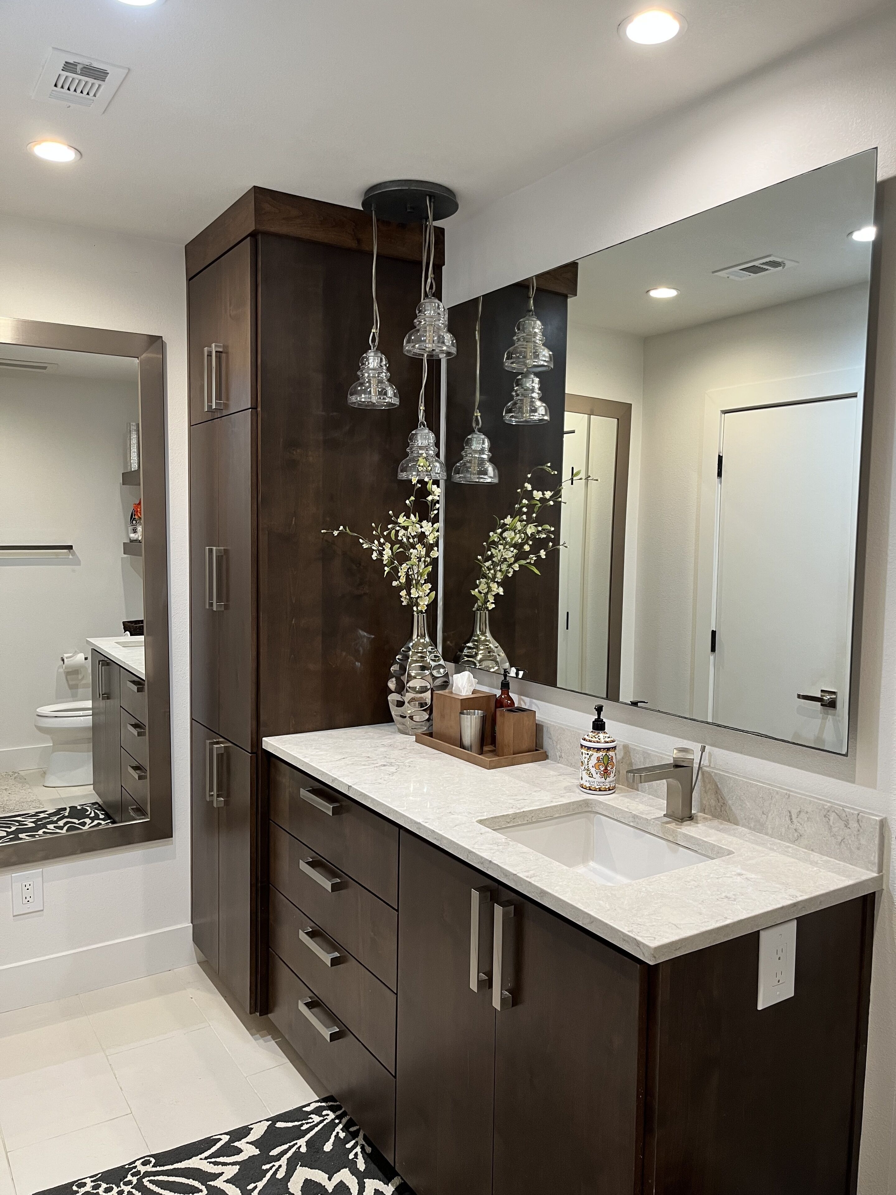 Combined shower/bathtub, hair dryer, towels, shampoo