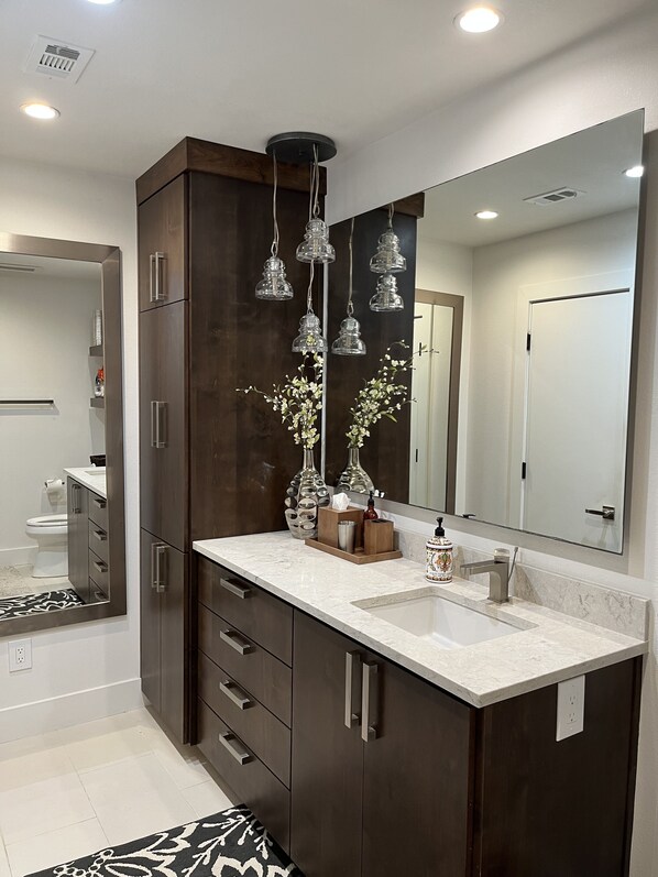 Combined shower/tub, hair dryer, towels, shampoo