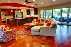 Smart TV, fireplace, streaming services