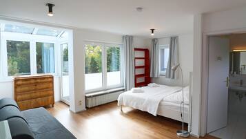 3 Schlafzimmer, Schreibtisch, Bügeleisen/Bügelbrett, Reisekinderbett