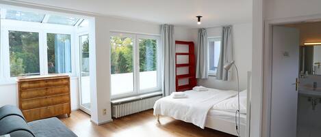 3 dormitorios, escritorio, tabla de planchar con plancha y cuna de viaje