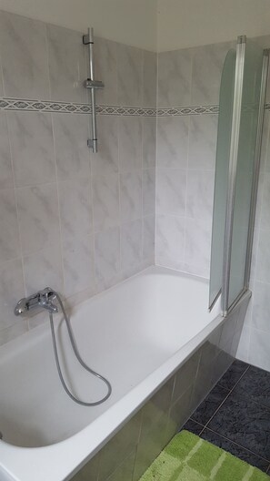 Baignoire, séchoir à cheveux, serviettes fournies, savon